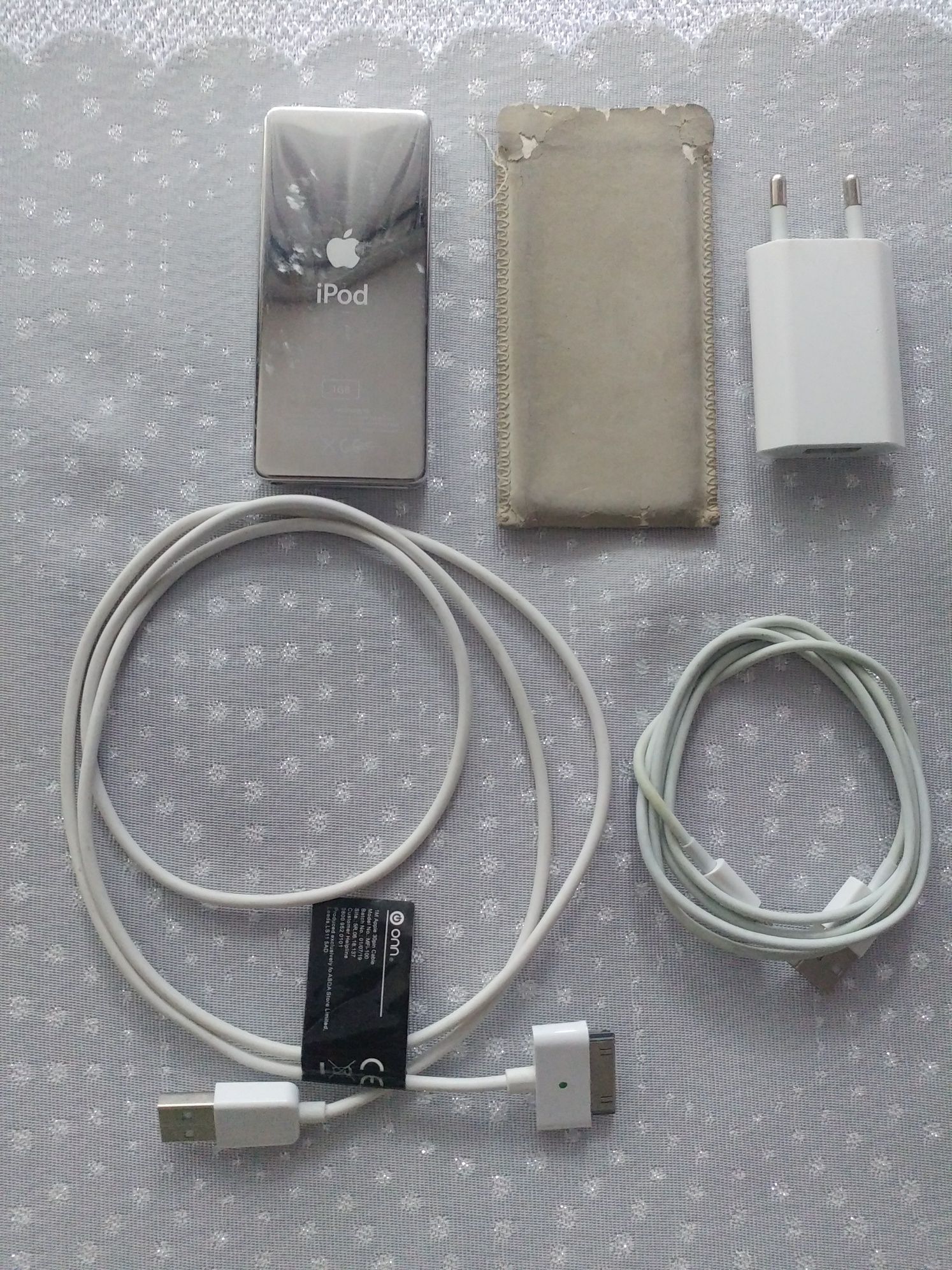 Apple iPod 1GB ładowarka Apple A1300 + kabel + kabel do iPhone