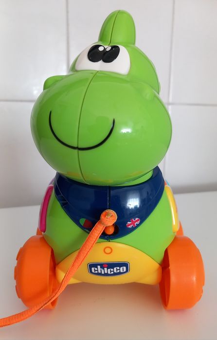 BRINQUEDO DIDÁTICO DRAGÃO FALANTE CHICCO.Com pilhas.Casa,Sala,Quarto.