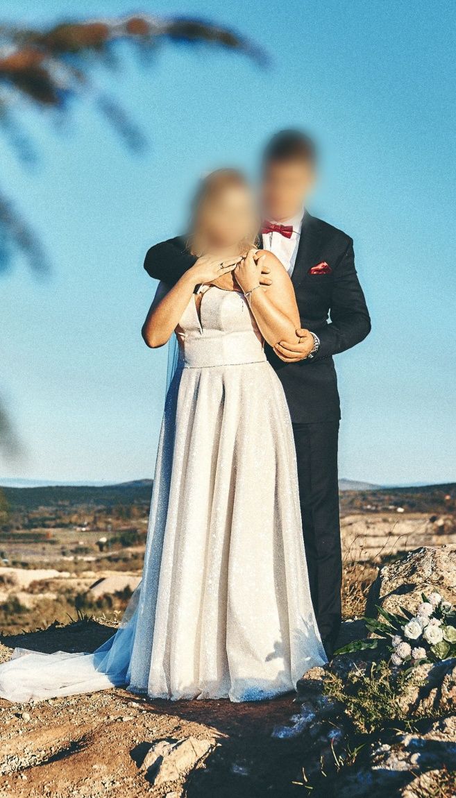 Suknia ślubna błyszczącą kolor śmietany