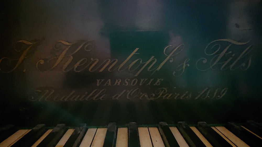 Fortepian z początku XX w. i nuty