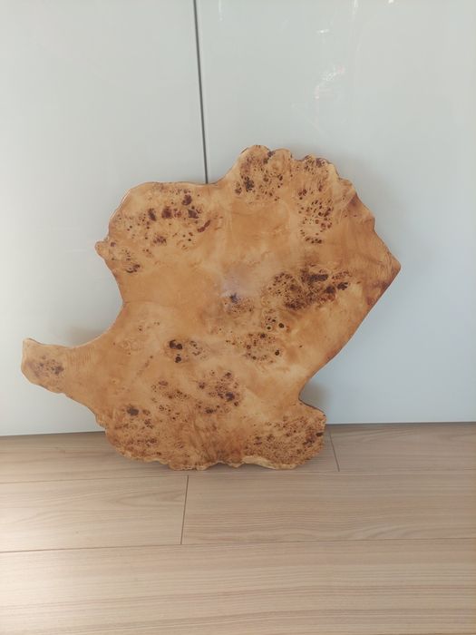 Niepowtarzalne stoliki drewniane, pokryte żywicą