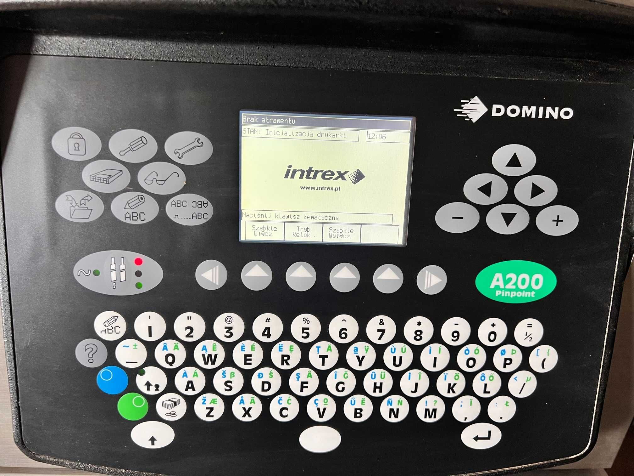 Etykieciarka Domino A200 drukarka przemysłowa