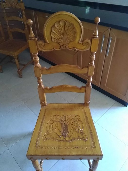 Conjunto de Mesa e Cadeiras em couro