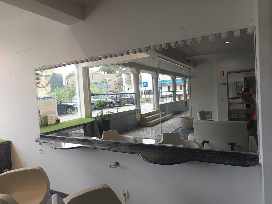 Espelho Grande de Cabeleireiro c/ Iluminação e Prateleira (Impecável)