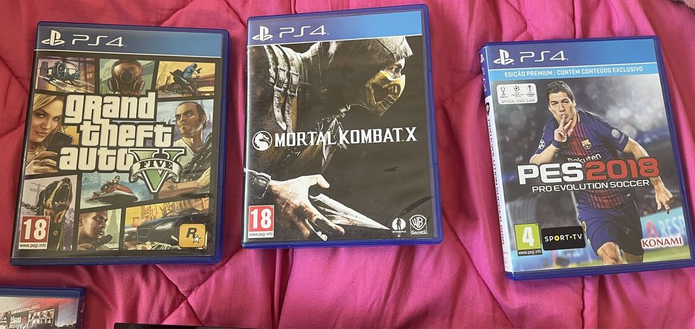 PS4 com Comandos e Jogos
