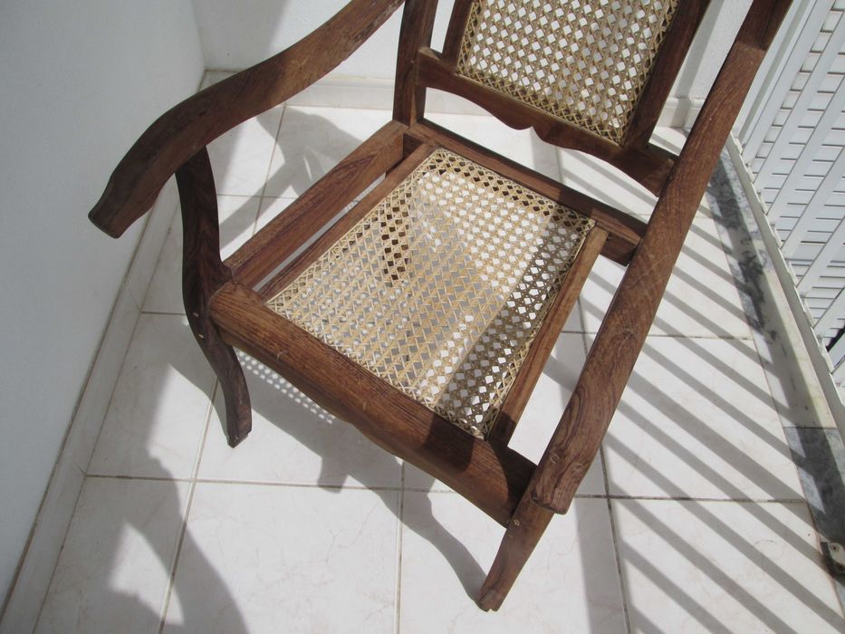 Antigo Cadeirão c/ Costas e Assento em Palhinha NECESSITA ACABAMENTO