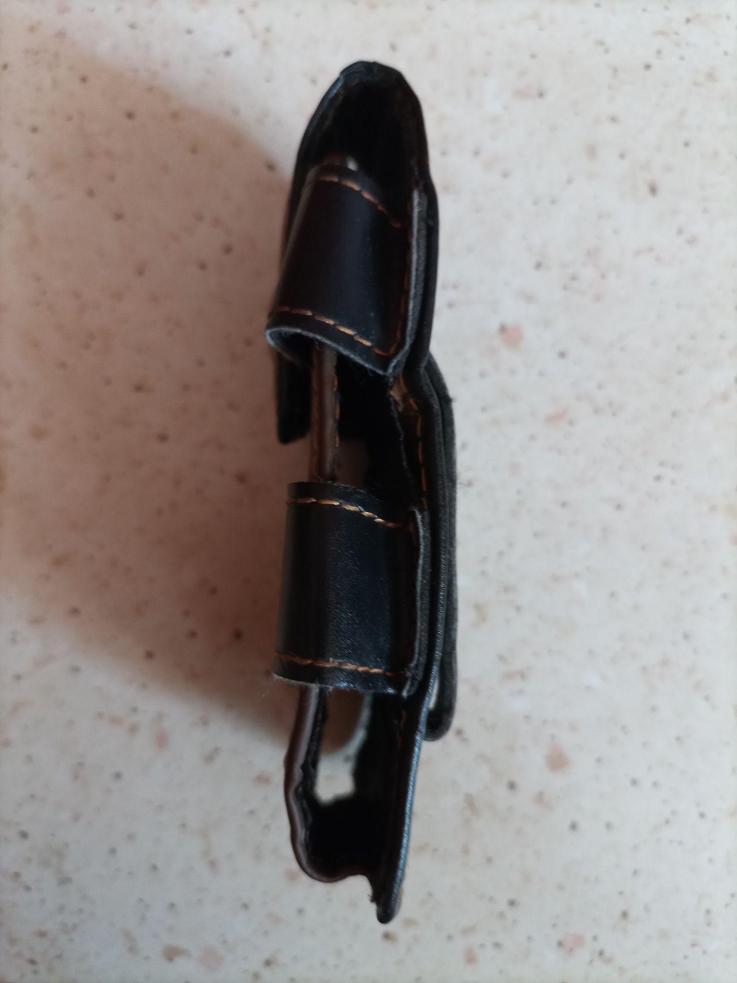 Markowe skórzane etui na stary telefon HAWK.