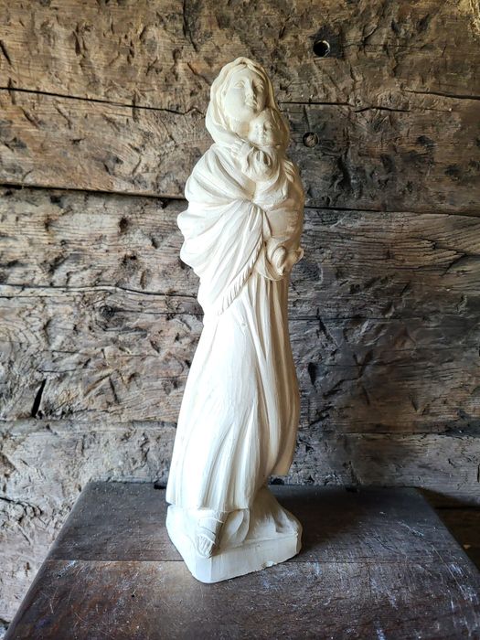 Figurka Matki Bożej z dzieciątkiem Jezus Maryja