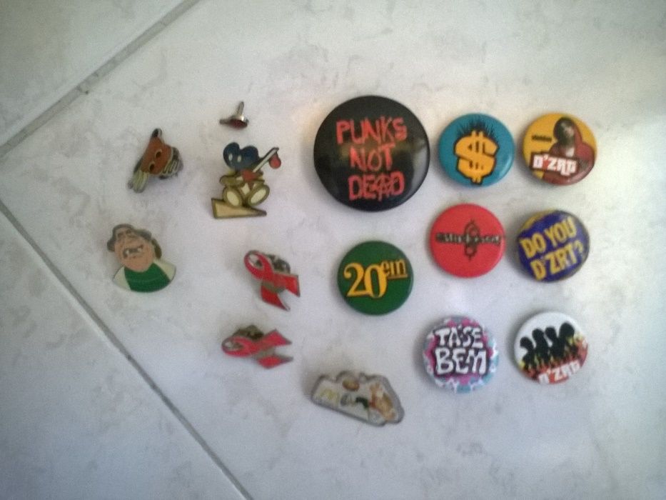 Pins, alfinetes e porta-chaves