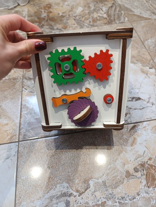 Бізікуб із дерева.