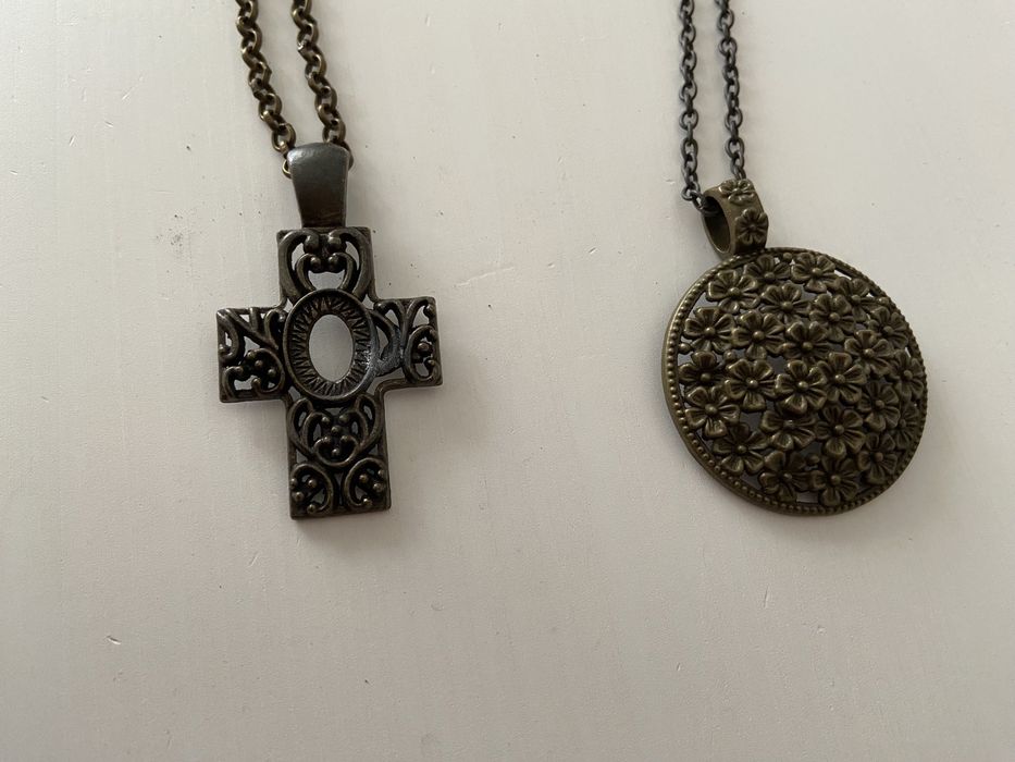 Colares dourados (cruz e círculo)