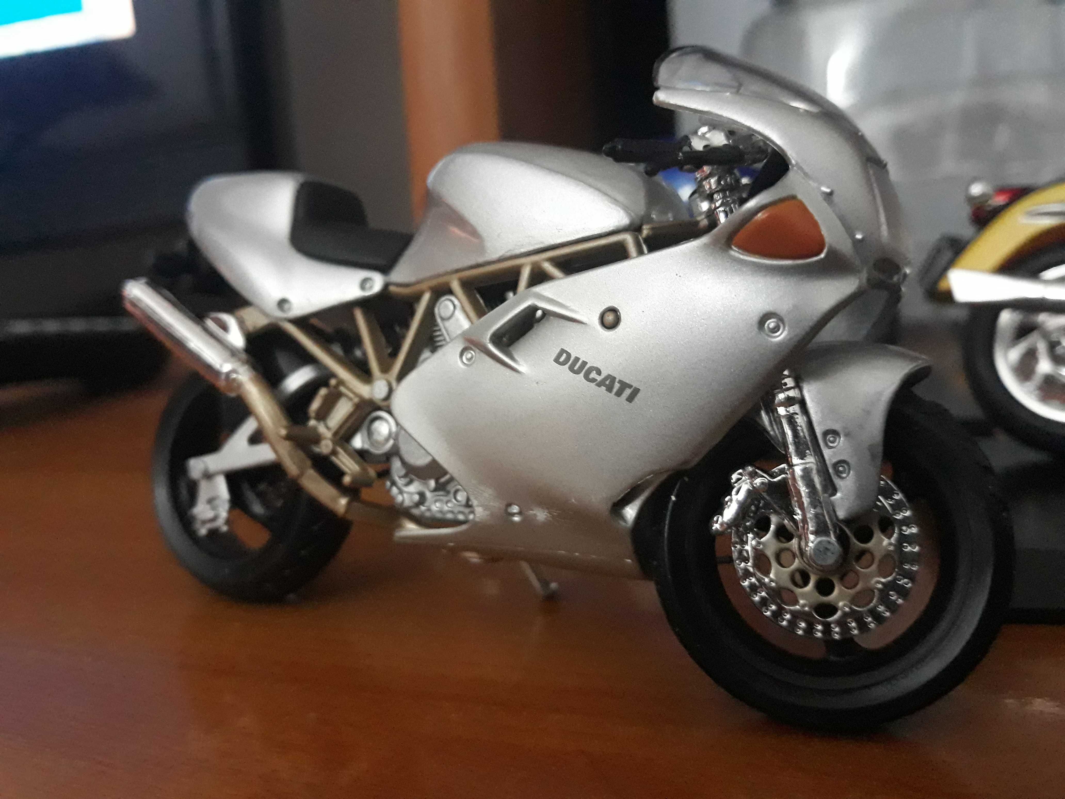 5 miniaturas 1:18 Motas clássicas e Superbikes