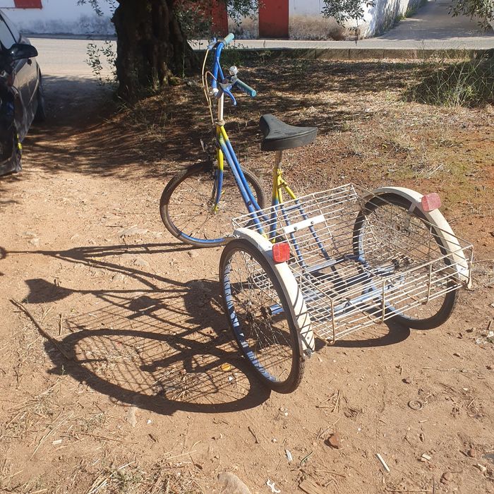 ...BICLICLETA.    ..ANTIGA  .PARA Ir AS COMPRAS