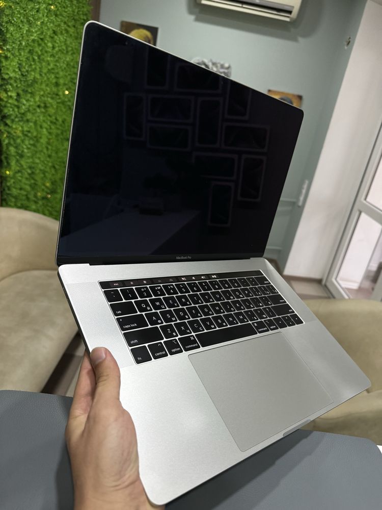 MacBook Pro (15-inch, 2018) Silver, 512gb, core i7