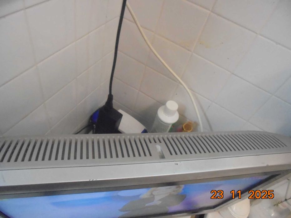 Televisao a funcinar tem comando original