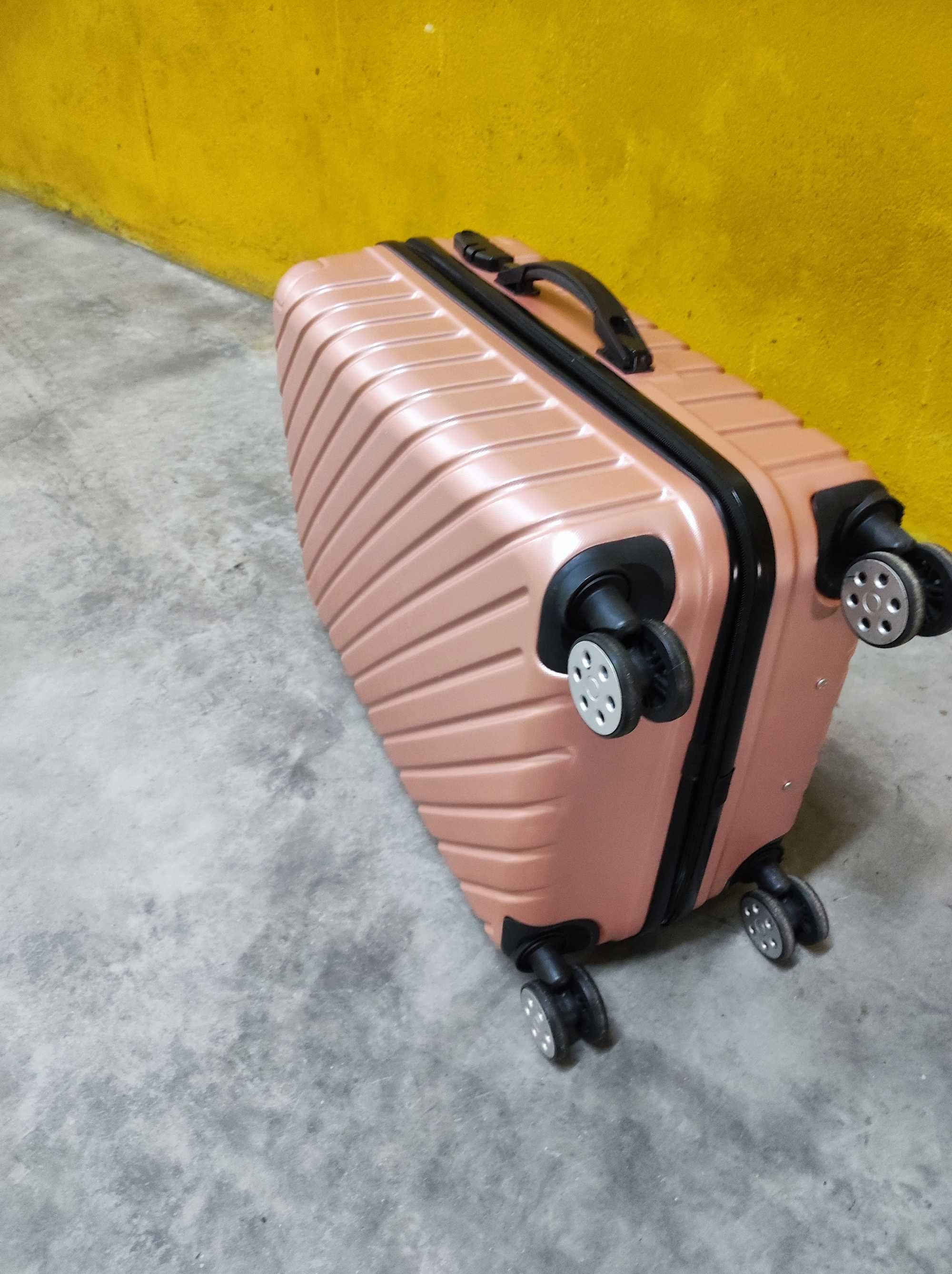 Mala de viagem semi nova
