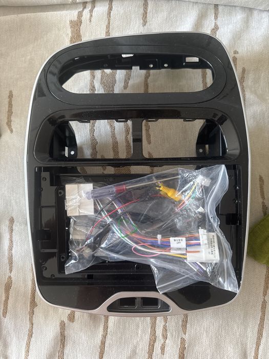 Moldura Frontal para Rádio de Carro + Chicote de Cabos e Conectores