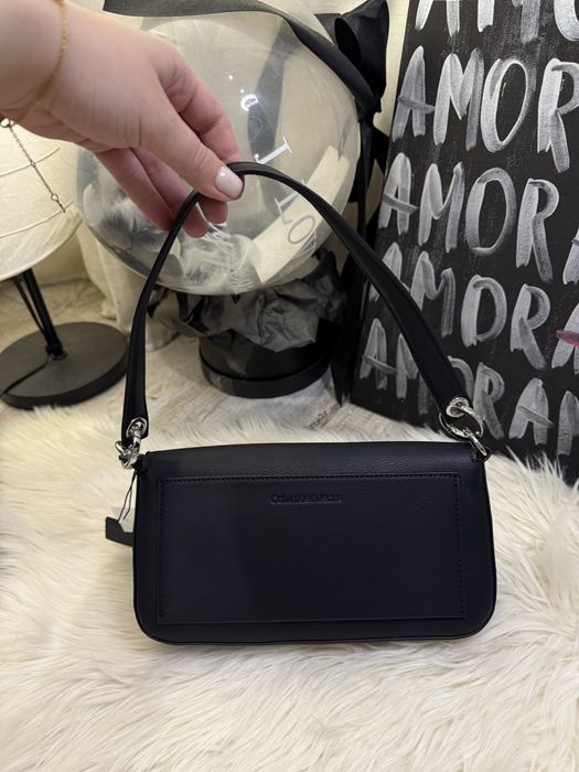 Сумка чорна шкіряна Calvin Klein з даома ремінцями