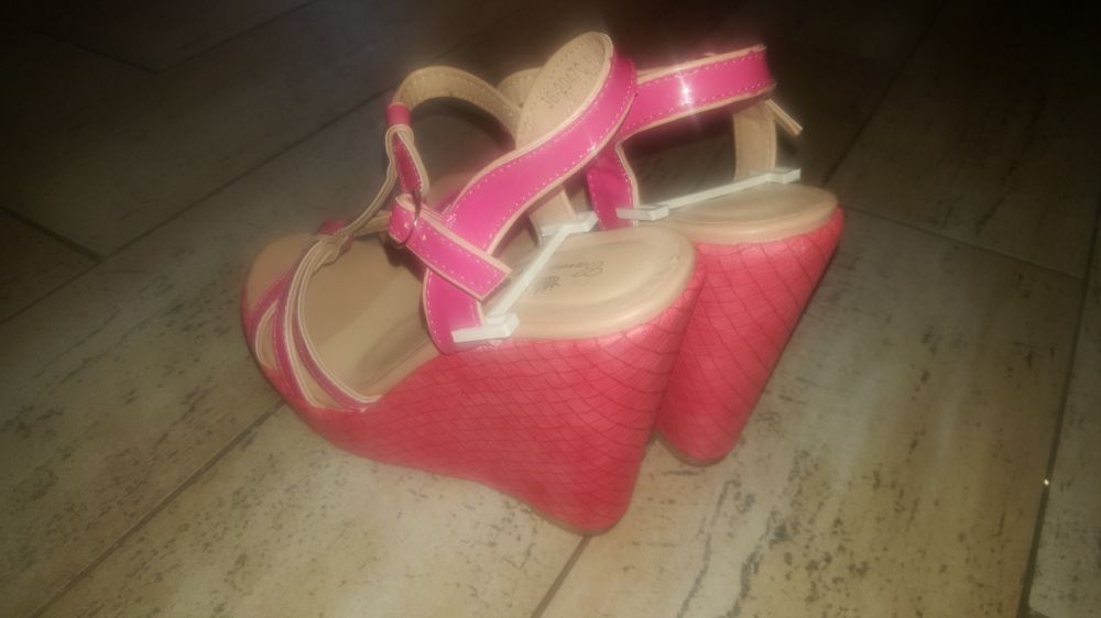 Buty  na obcasie/koturnie w śmiesznej cenie
