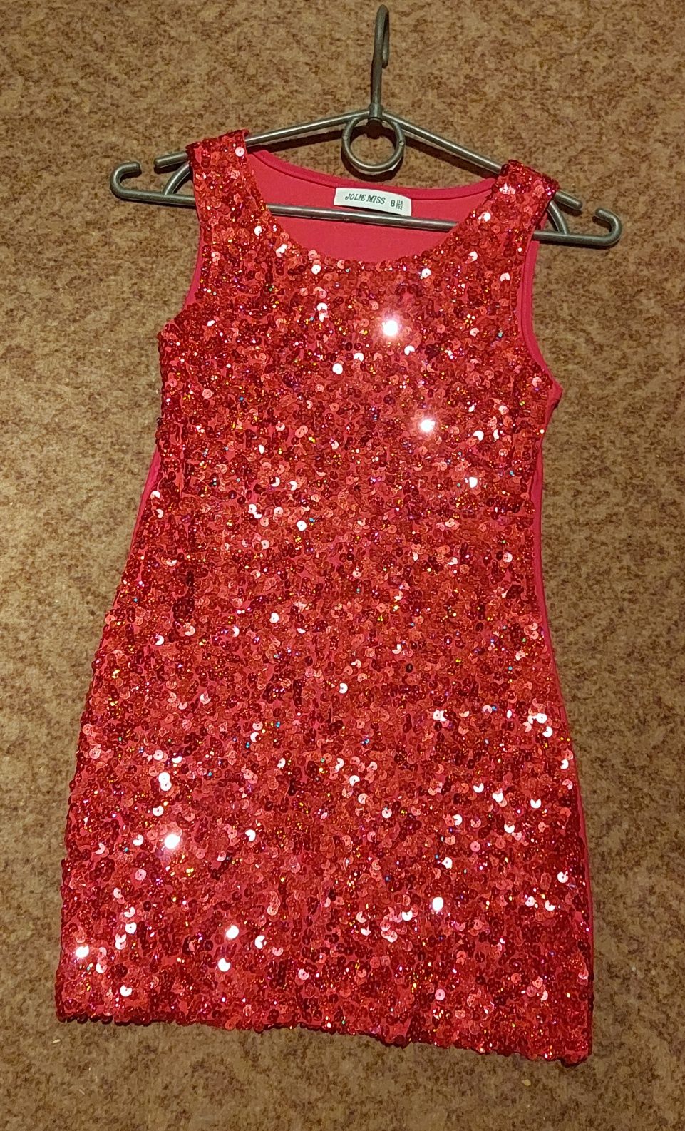 Червоне плаття на дівчинку