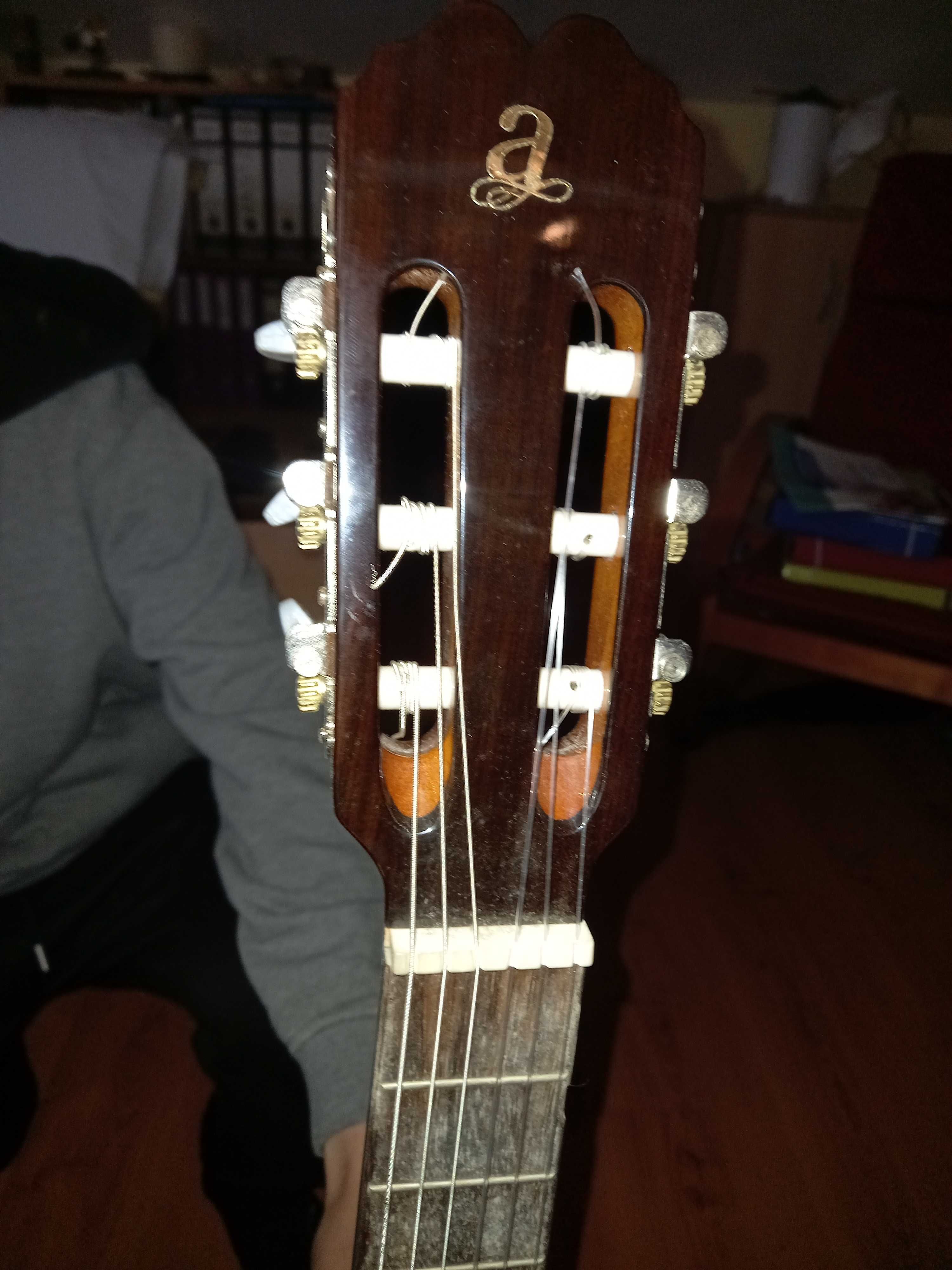 Guitarra 3/4 . 1 ano e meio de utilização. Para crianças. Com Capa