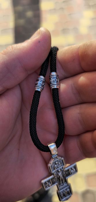 Срібний набір хрестик на шовкоовому шнурку з срібними вставками.