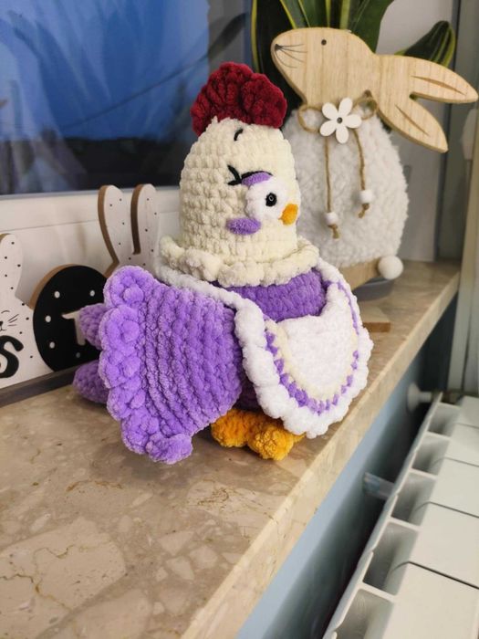Kura w fartuszku na szydełku dostępna od ręki