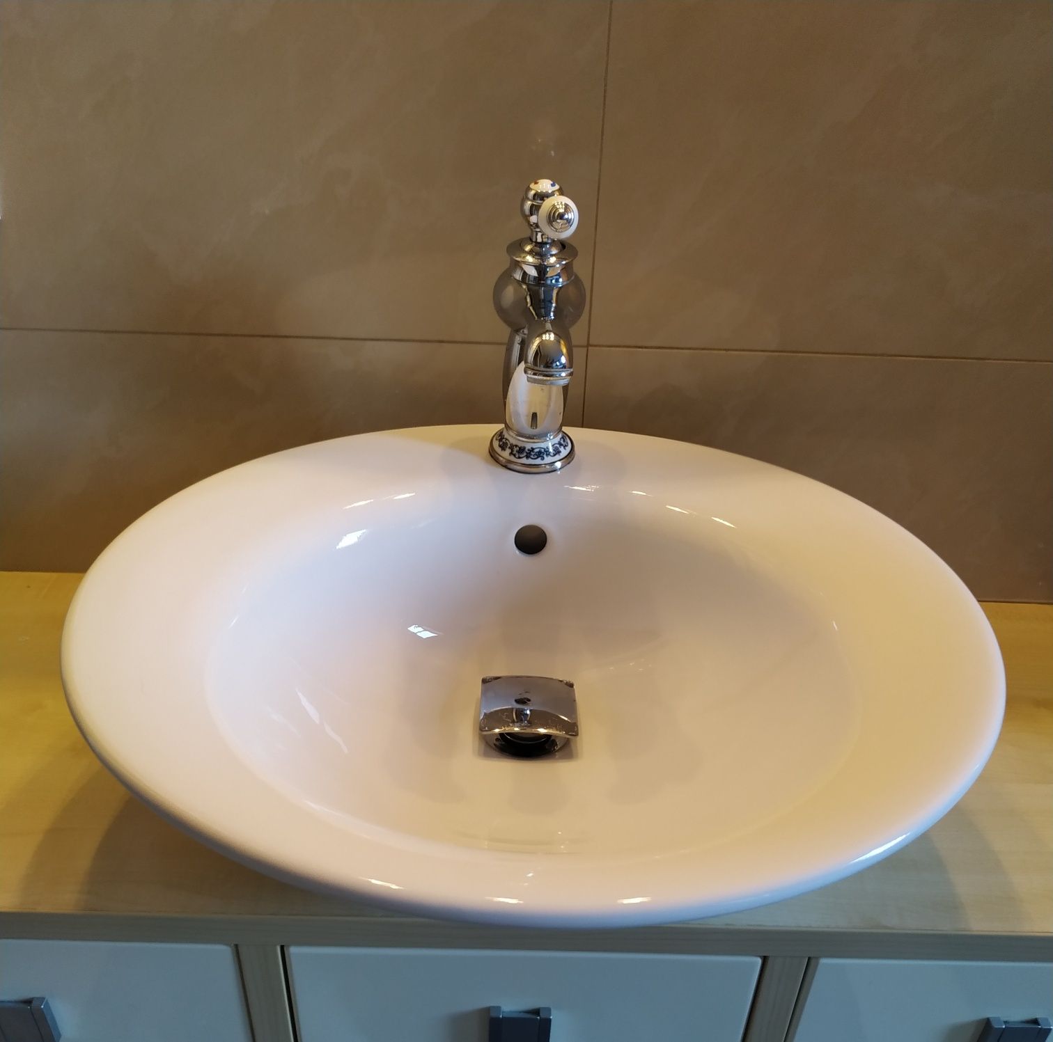 Umywalka ceramiczna nablatowa zjawiskowa