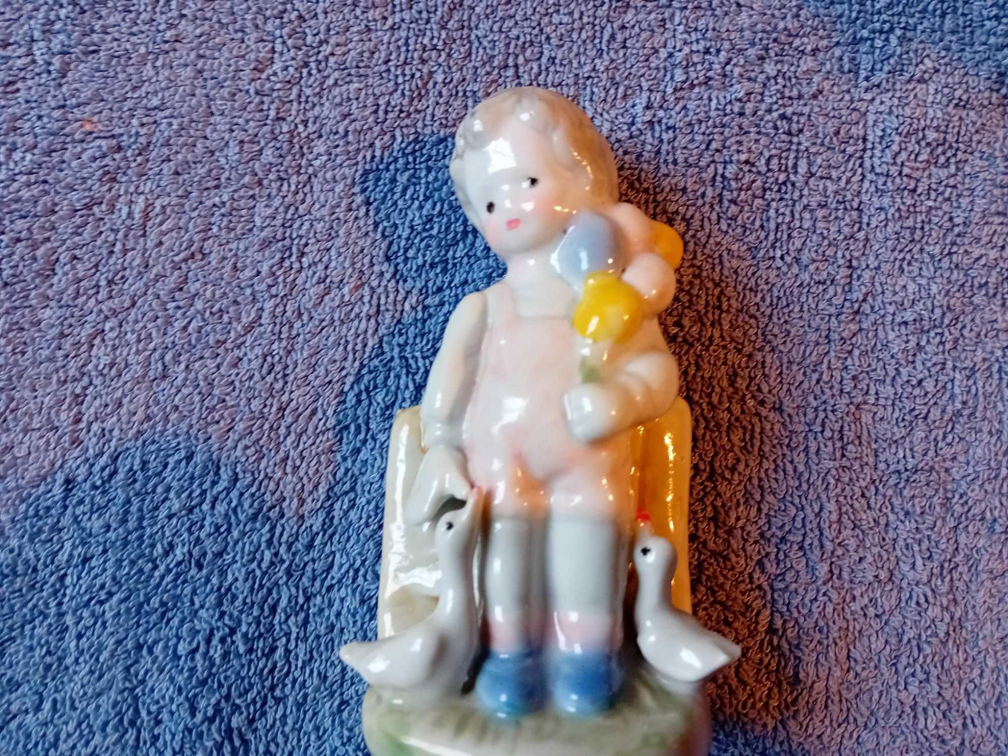 Porcelanowa figurka- chłopiec z balonami i kaczki.