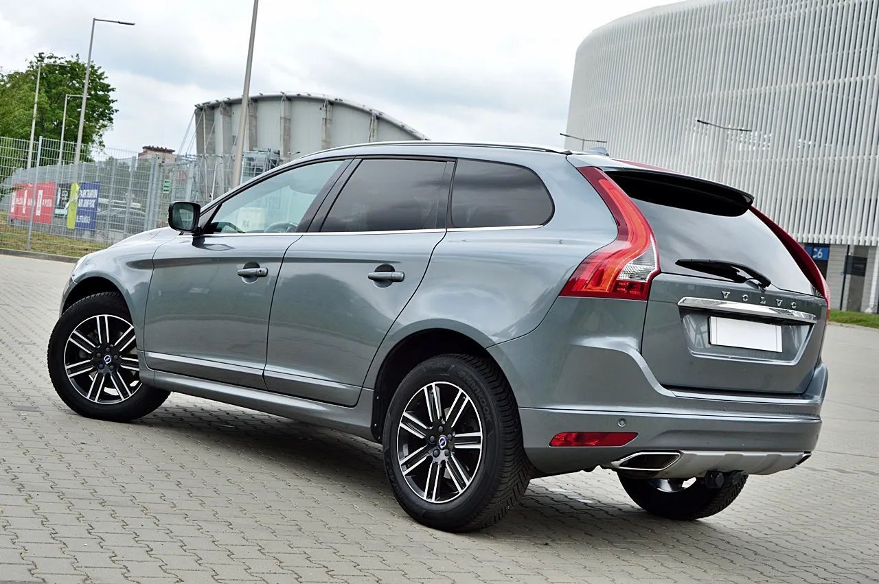 Volvo XC 60 Summum_Bi_Xenon_Ledy_Digital_Skóra_Grzana_Navi_Kamera_DVD_El.Klapa