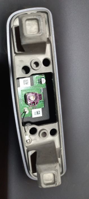 Центральний дисплей Tesla Model 3 монітор