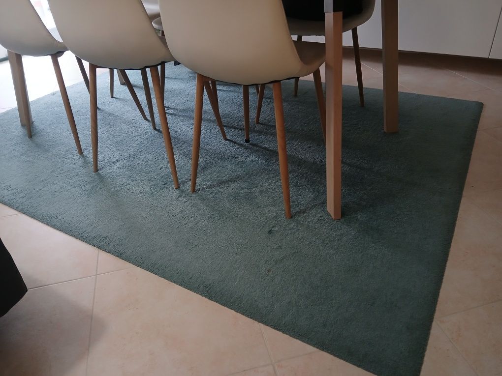 Tapetes de sala bom estado