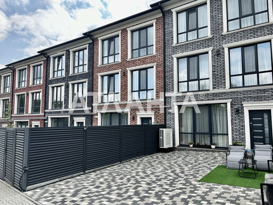 Танхаус зданий+ 2 гаражі з документами