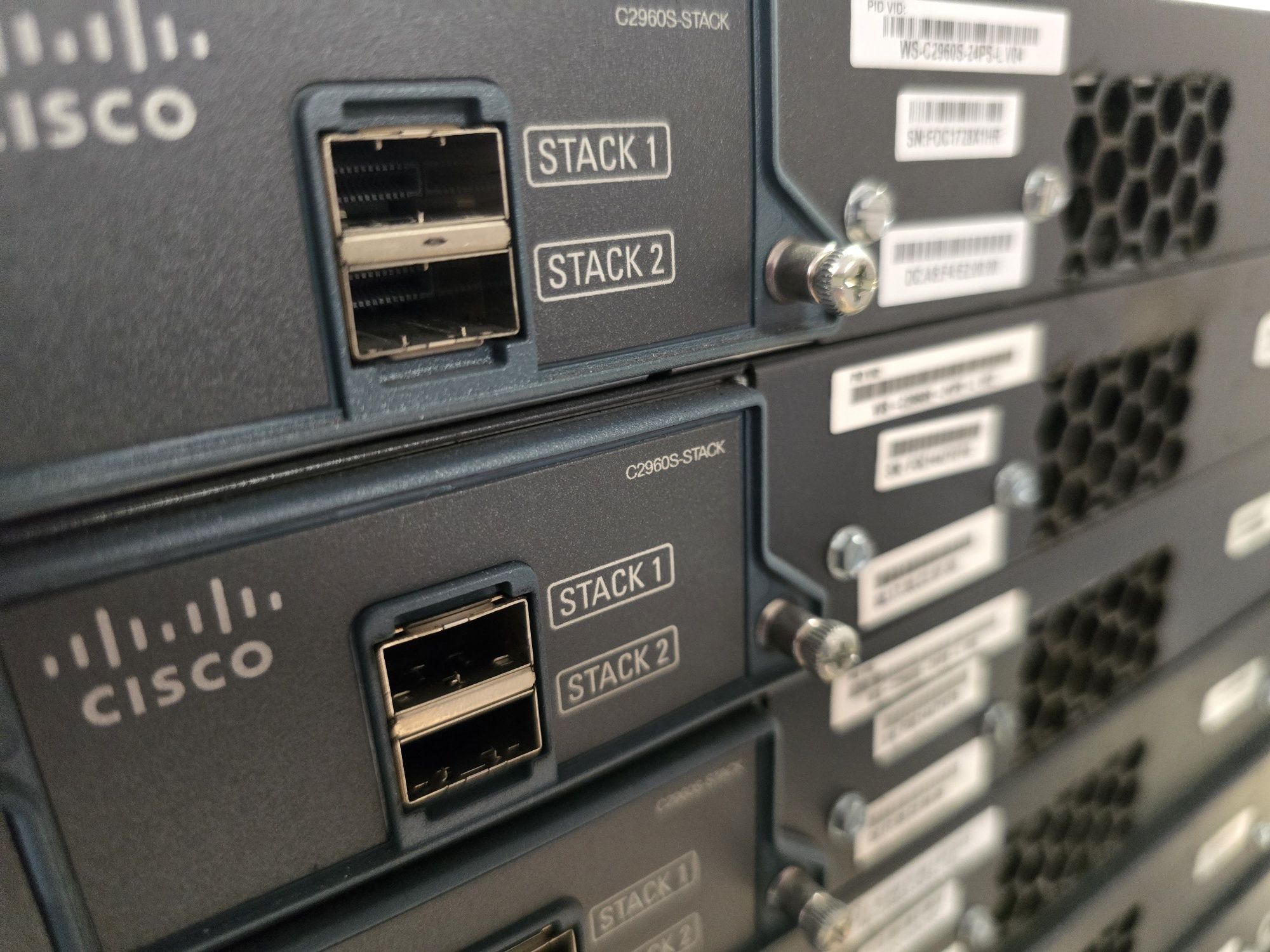 Cisco WS-C2960+24PC-S com módulo e cabos de stack