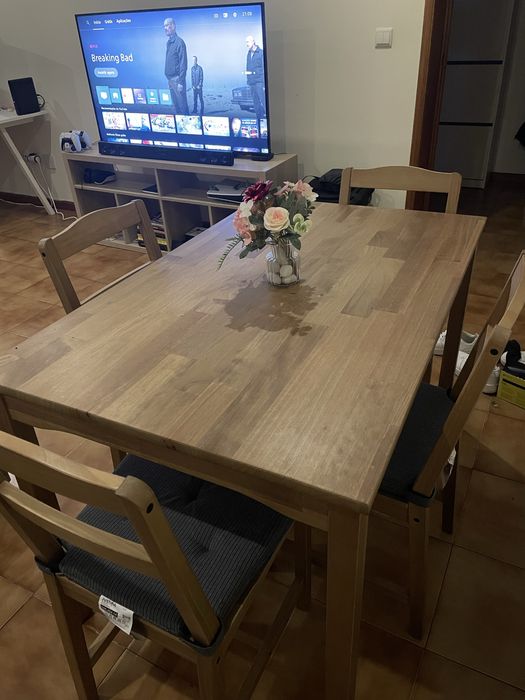 Mesa de jantar + 4 cadeiras Ikea