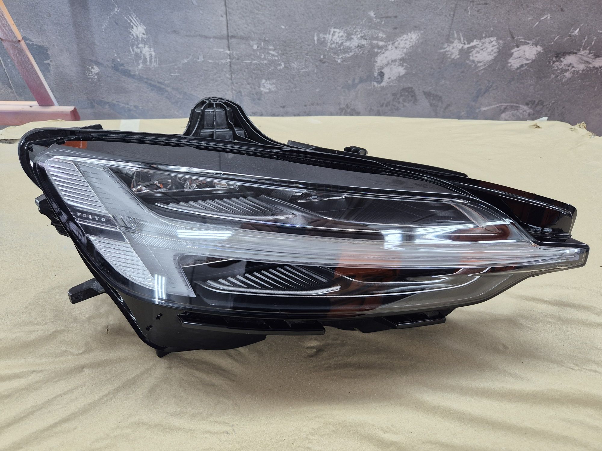 Volvo V60 S60 2024r lampa prawa przednia OEM EU LED