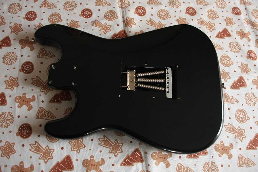 Korpus Stratocaster, mostek, pickguard Fender