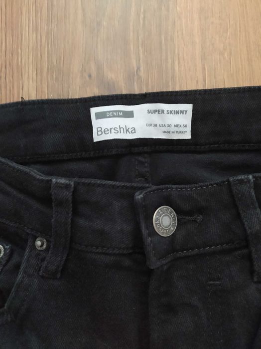 Bershka super skinny jeansy z rozdarciami
