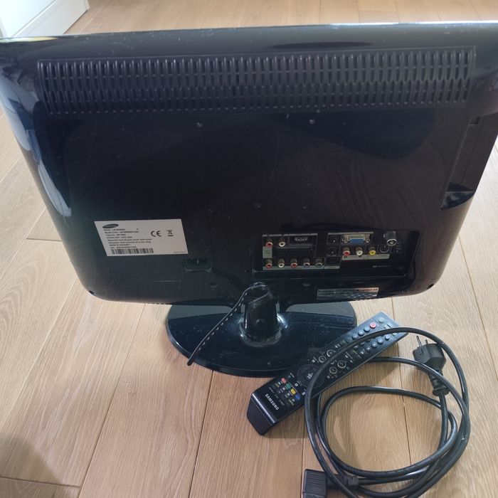 Telewizor Samsung 19", pilot, przewód zasilajacy