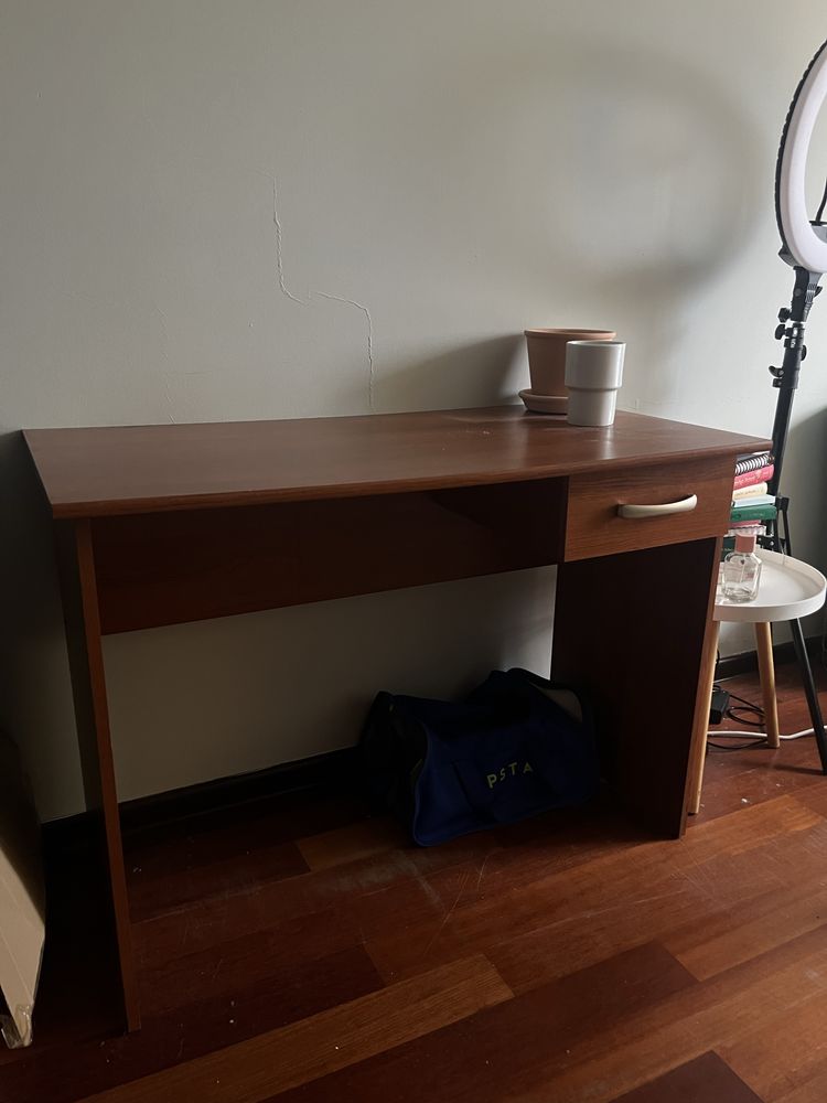 drewniane biurko