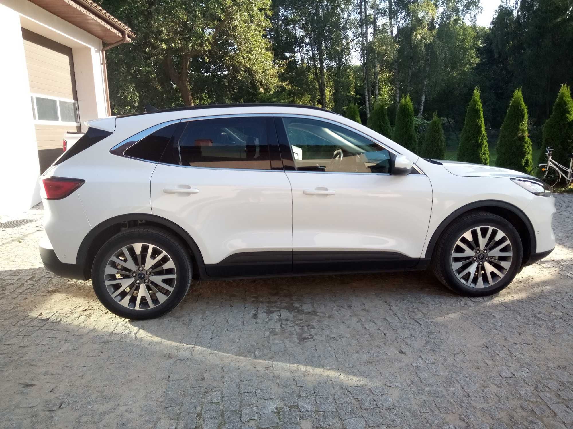 Ford Kuga Escape Hybrid /2,5 FHEV /4x4 /Titanium /200KM