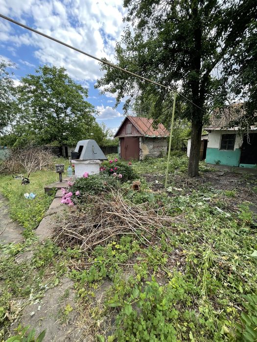 Дом в городе. Узин.Боьшой двор,спокойное место для проживания.