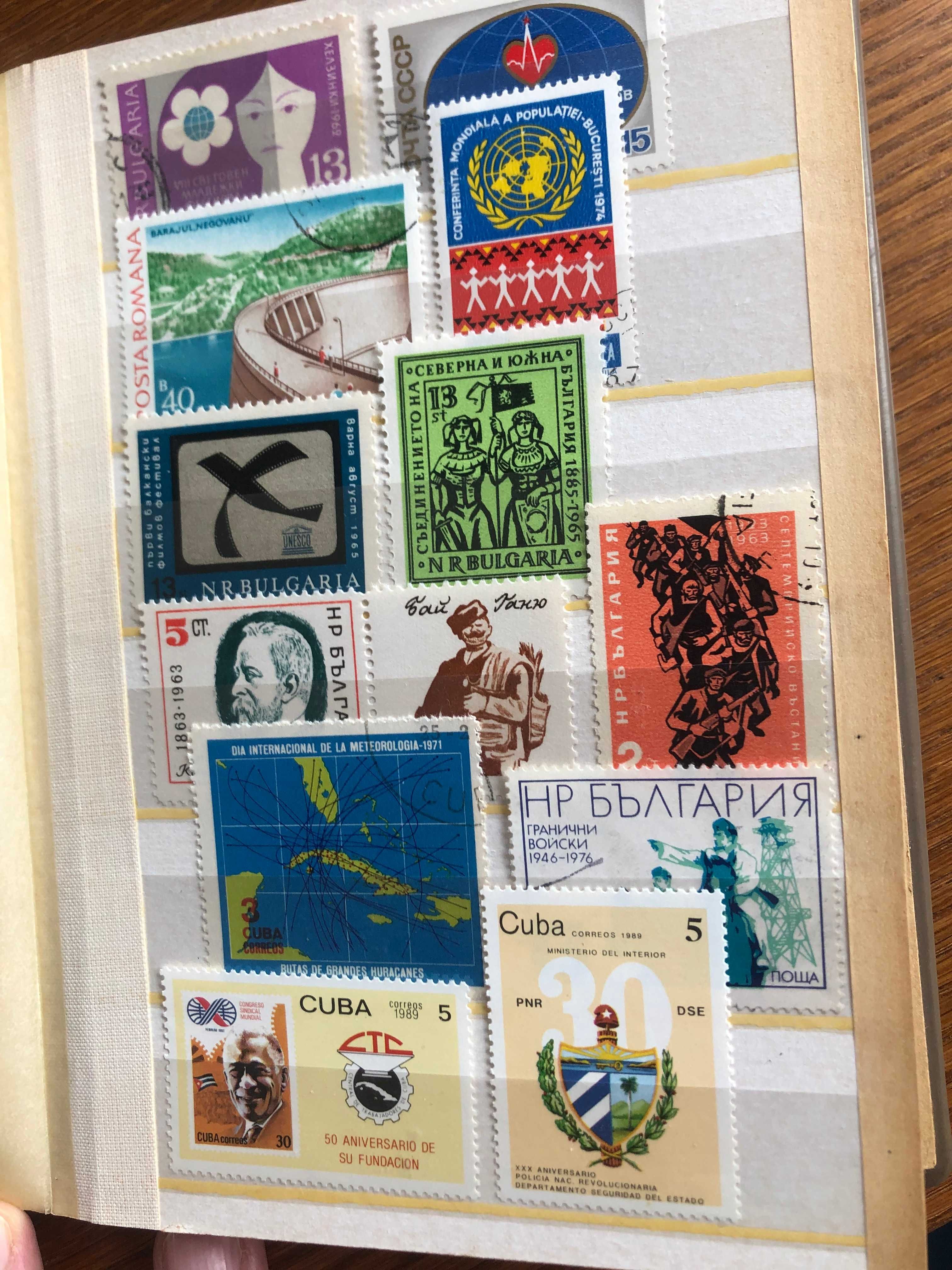 Mały klaser ze znaczkami o tematyce różnej