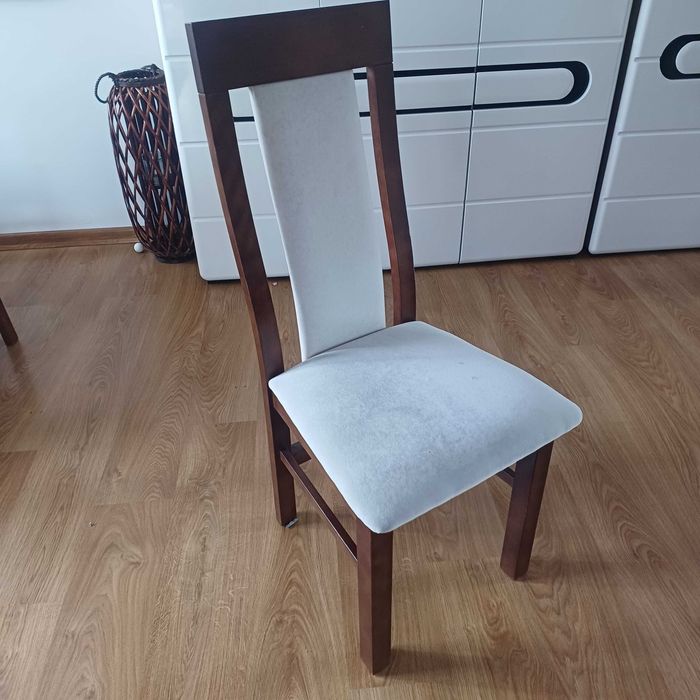 Stół do salonu z krzesłami