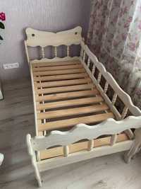 Односпальне дерев’яне ліжко з матрацом