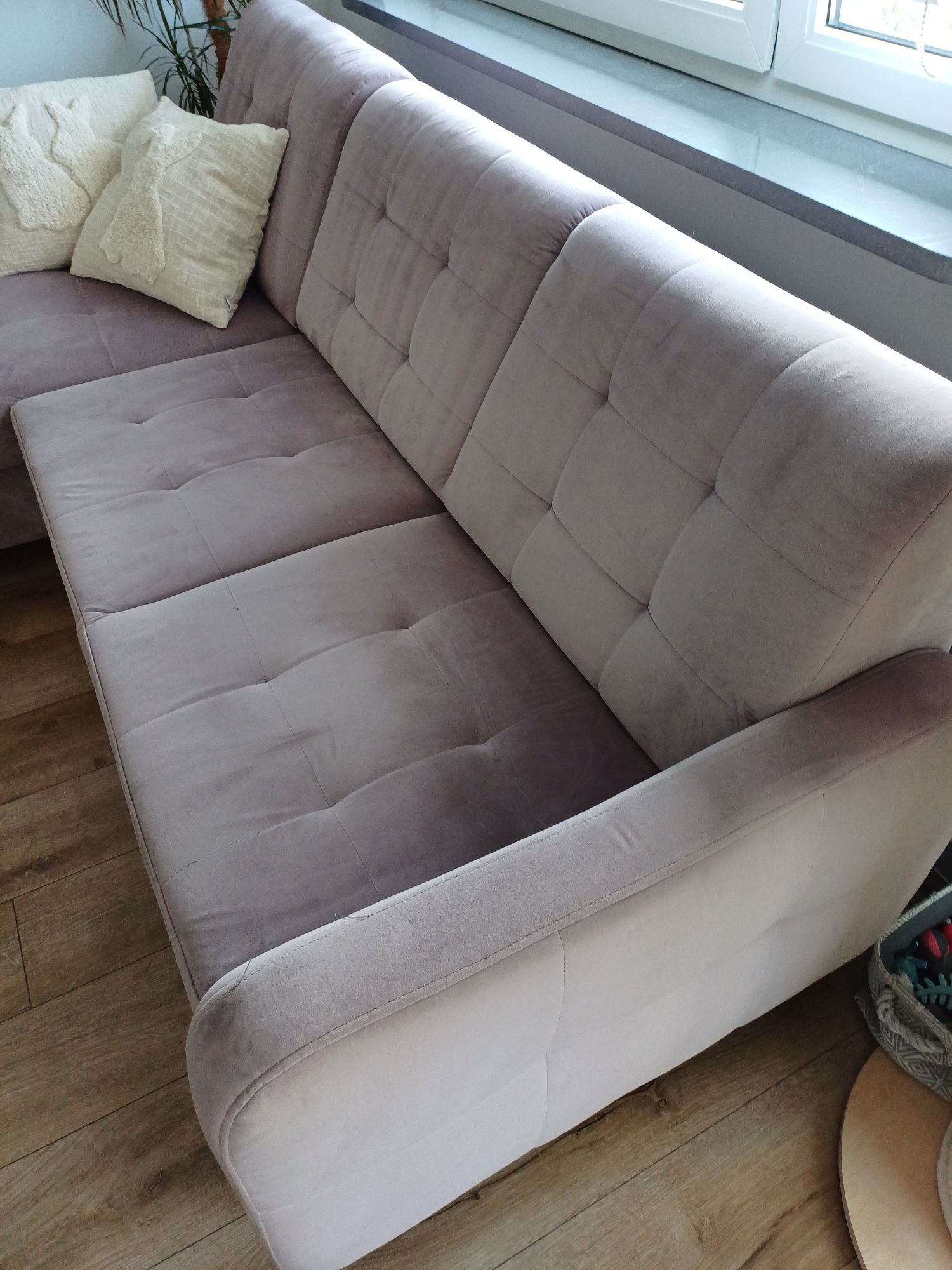 Różowa sofa welurowa