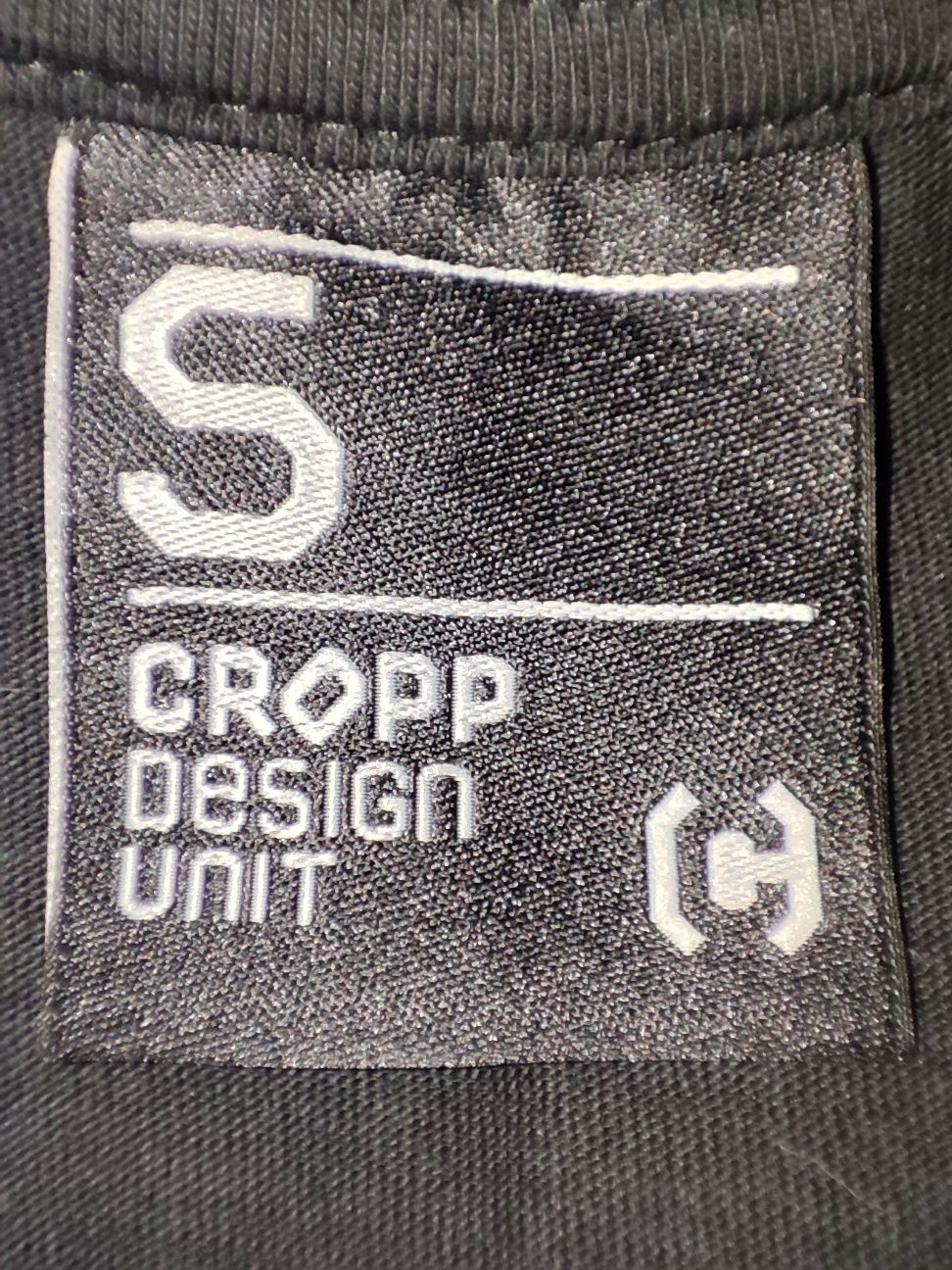 Ti-shirt  Croop  disign.  S.  Czarny z dużym jasnym obrazem.