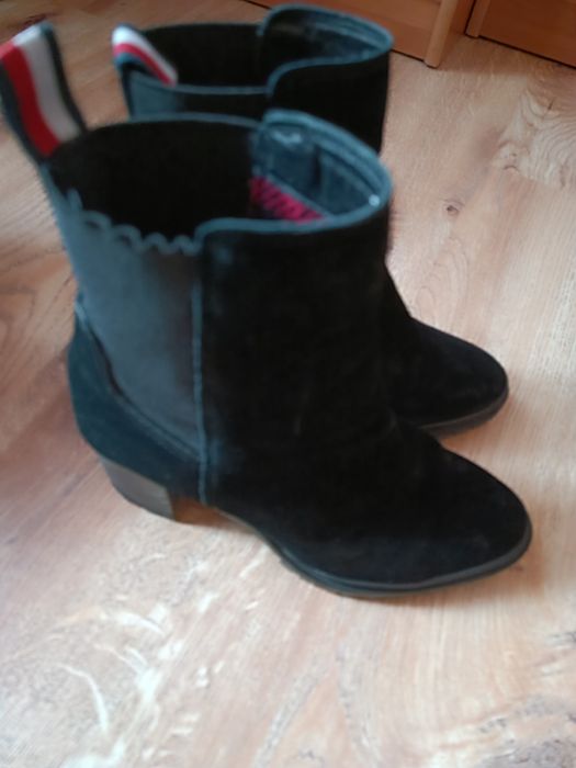 Botki na słupku Tommy Hilfiger skórzane