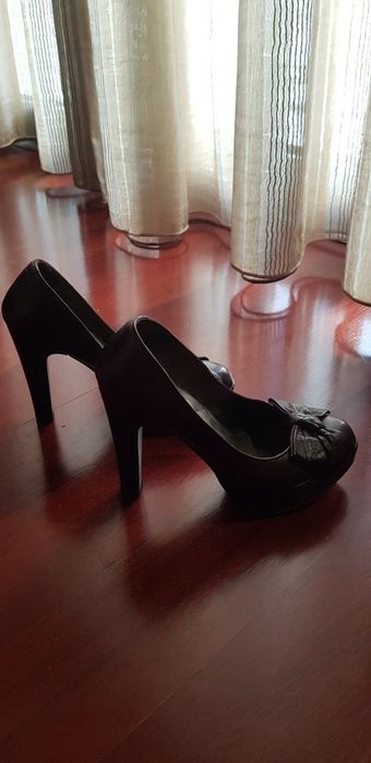 Sapatos castanhos compensados  em pele n 36