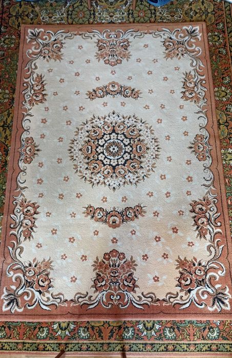 Ковер натуральный, приятной расцветки, в хорошем состоянии.